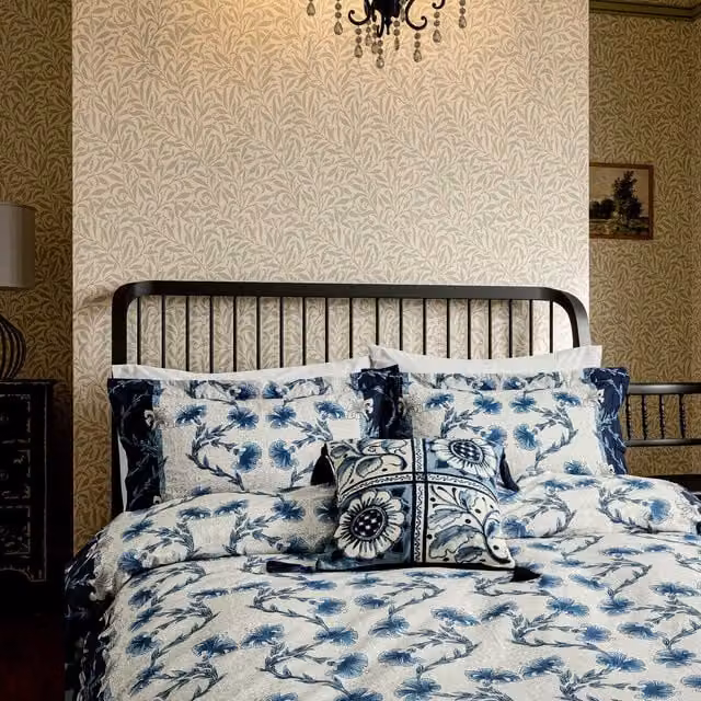 Morris & Co. Scrolling Carnation Cotton Percale Duvet Cover and Pillowcase Set, Blue and White, 180 x 200 cm – 1
