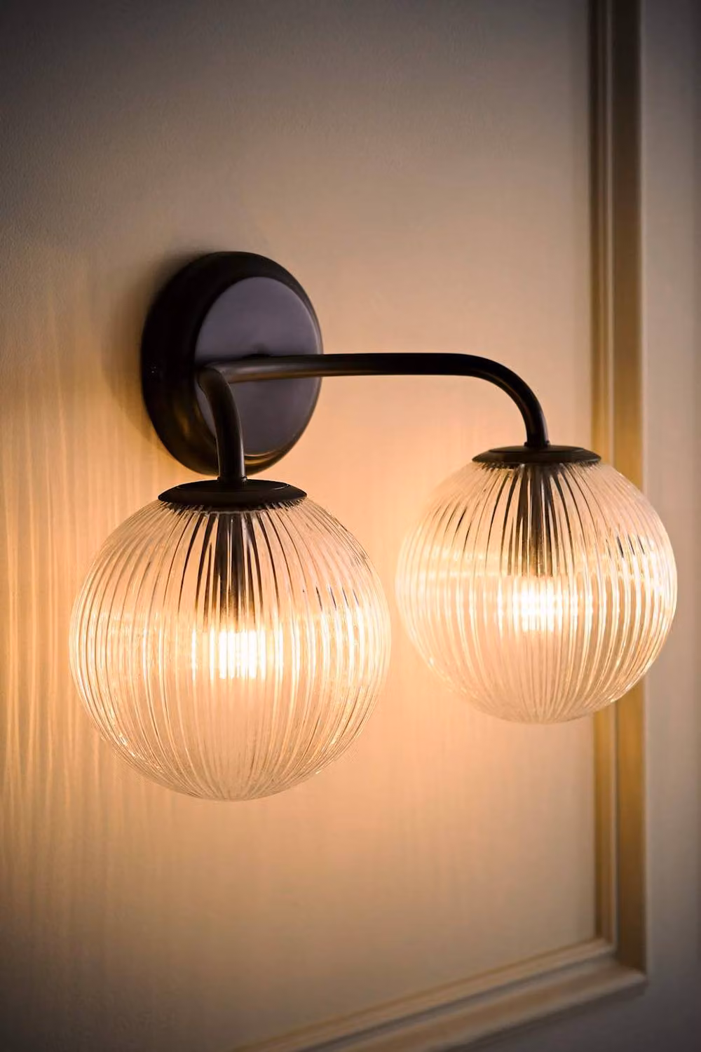 ValueLights Kempton 2 Arm Wall Light with Transparent Ribbed Glass Globe Shade in Black – 2