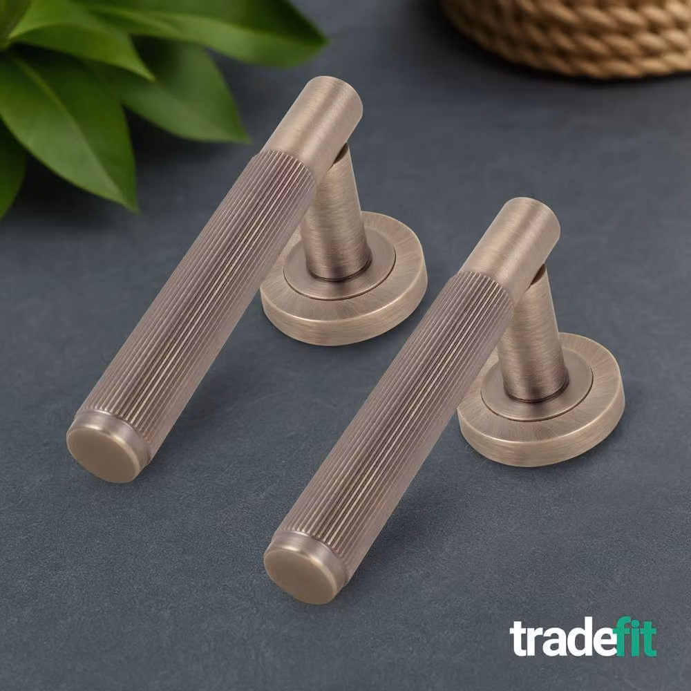 AFIT Antique Brass Door Handle Latch Set with Hinges in Bronze – 6