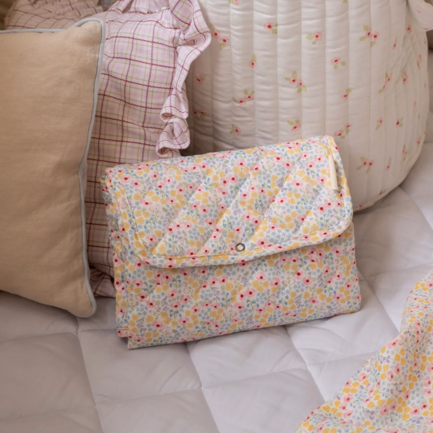 Avery Row Foldable Travel Baby Changing Mat in Wildflower Garden Multicolour – 3