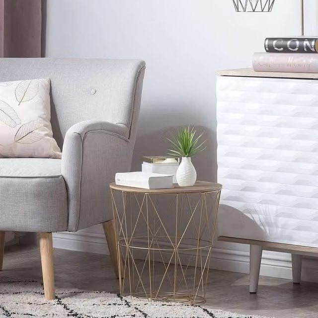 Wyld and Coco Geometric Glam Side Table with Gold Frame and Round Light-Wood Top, W/D/H: 40 x 40 x 40 cm – 1