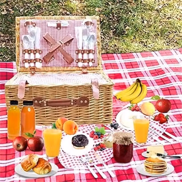 SPETLEK Wicker Picnic Basket Set for 4 Persons in Brown