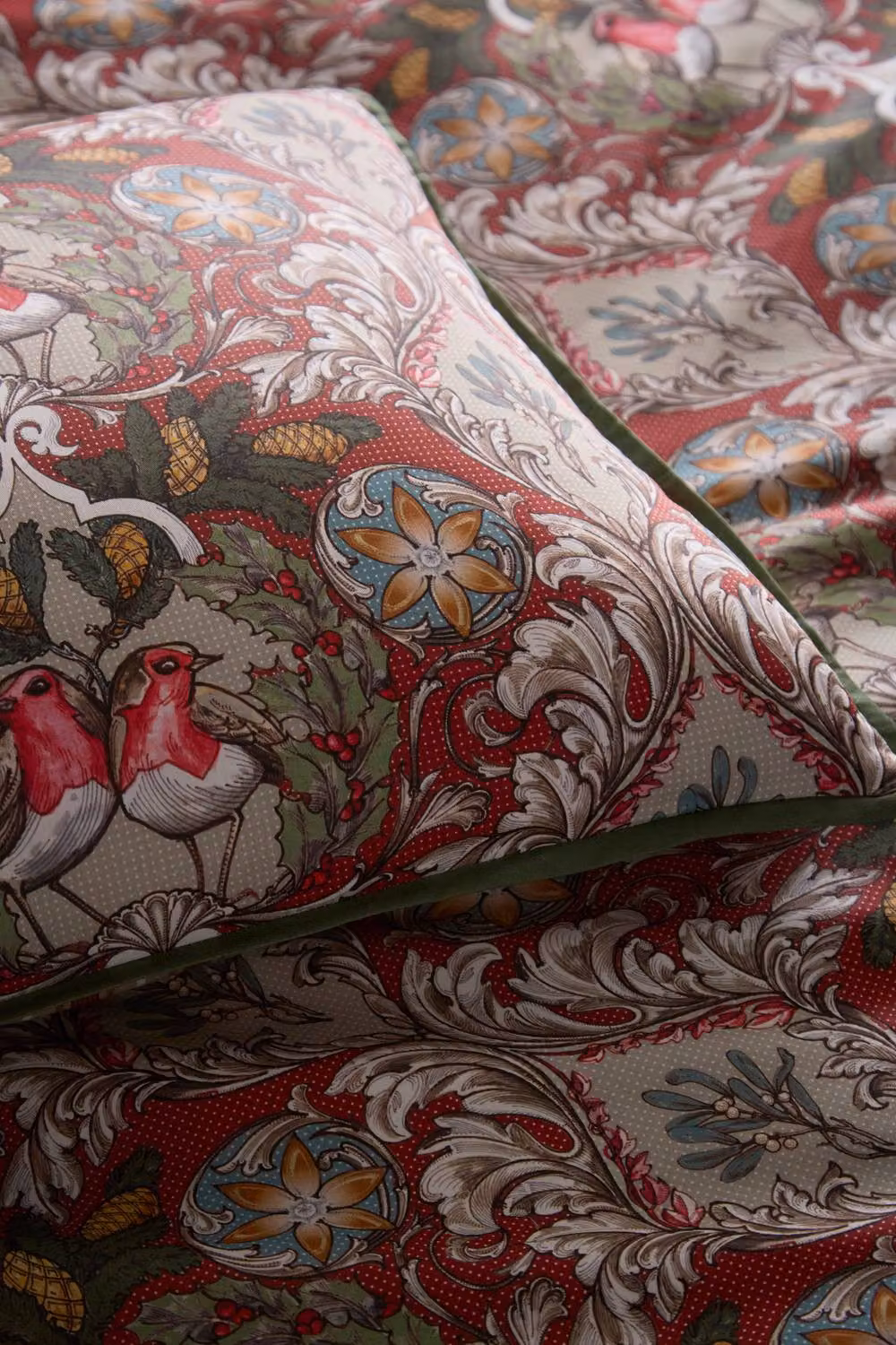 Laurence Llewelyn-Bowen Festive Robin Reversible 100% Cotton Mako Satin Duvet Cover Set in Red and Green, W: 200 cm x D: 200 cm – 2