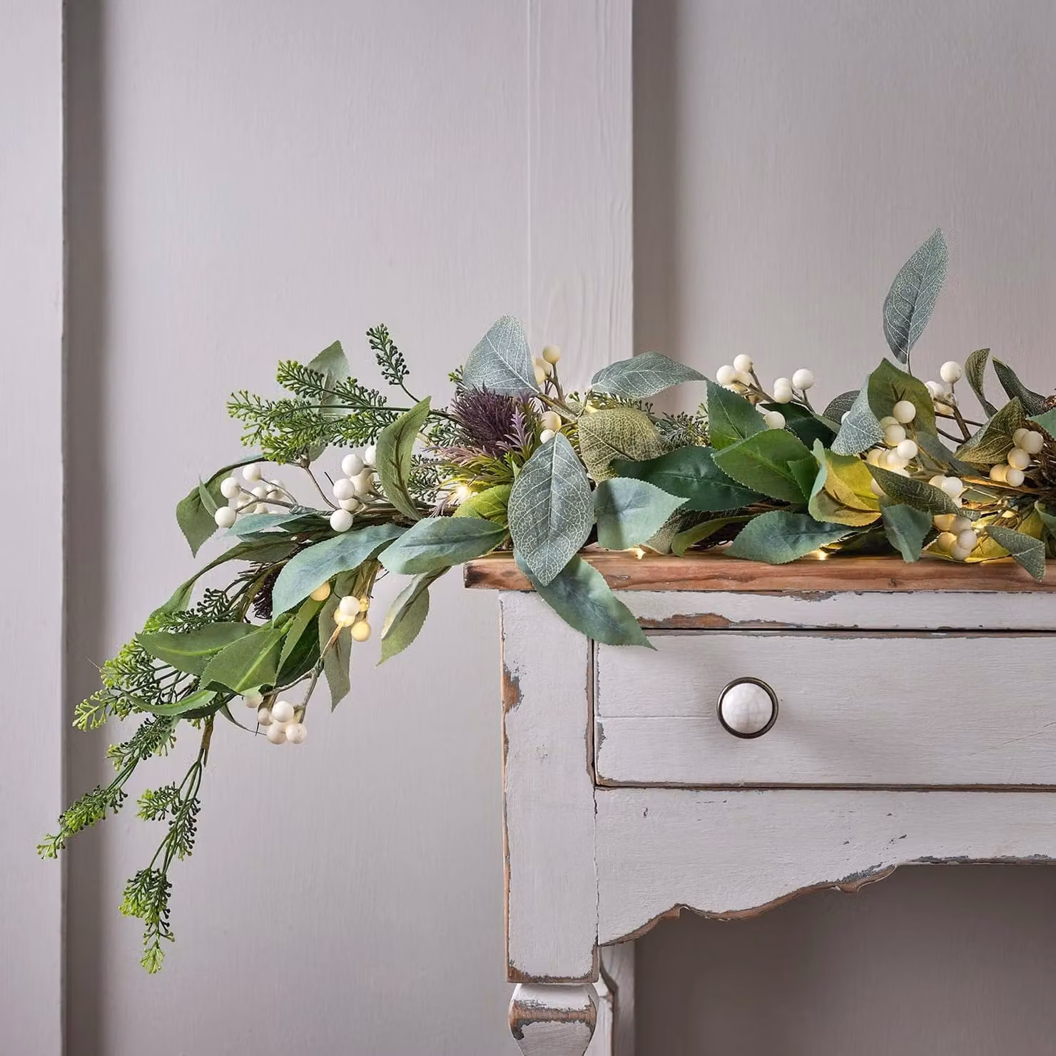 Lights4fun Pre Lit Christmas Collection Garland in White and Green, 1.5m