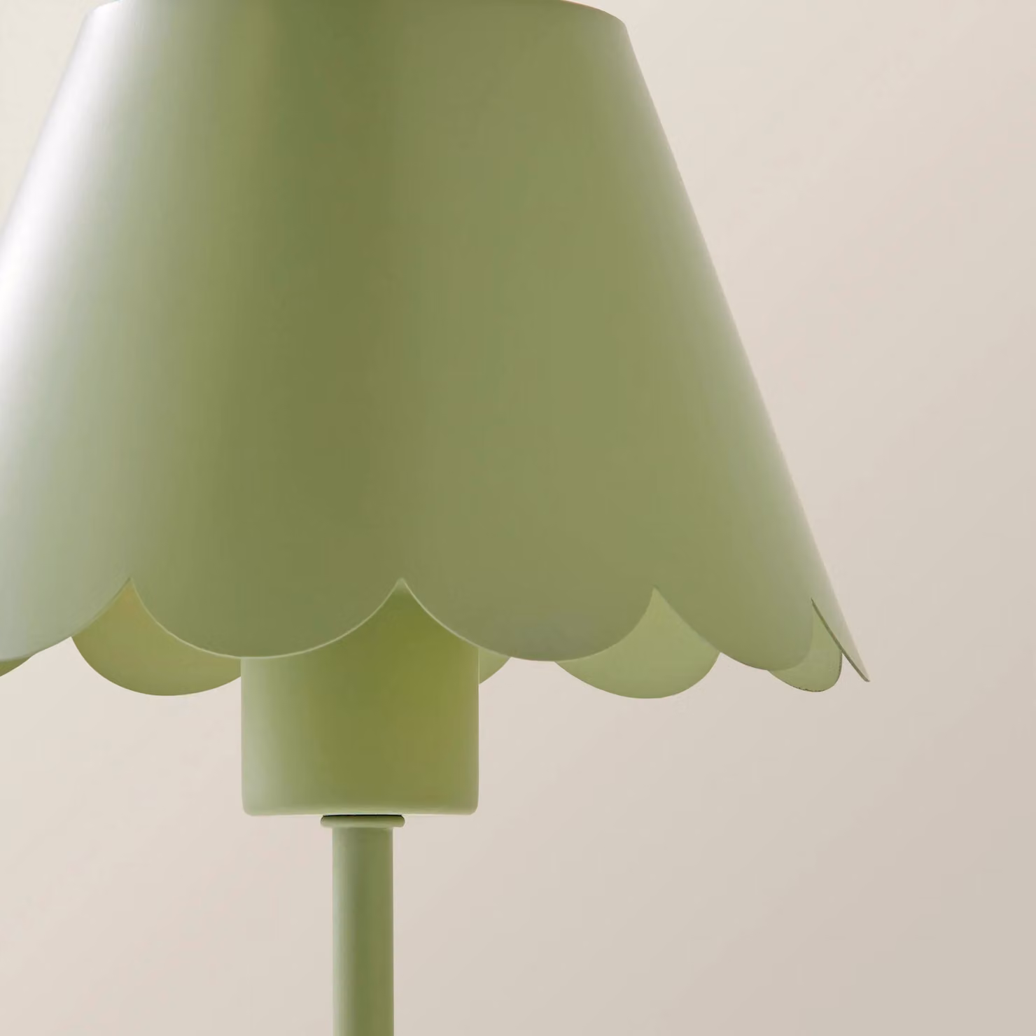 ValueLights Hattie Rechargeable Metal Scalloped Edge Portable Table Lamp in Green – 3