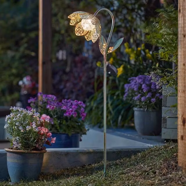 mysmartbuy Scroll Petal Solar Stake Light in Verdigris Green with Bronze Brush Finish and Colour-Changing Crackle Glass Ball, Height: 90 cm – 1