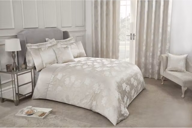 NewEdgeBlinds Floral Jacquard Duvet Cover in Yellow and Beige, 200 x 200 cm