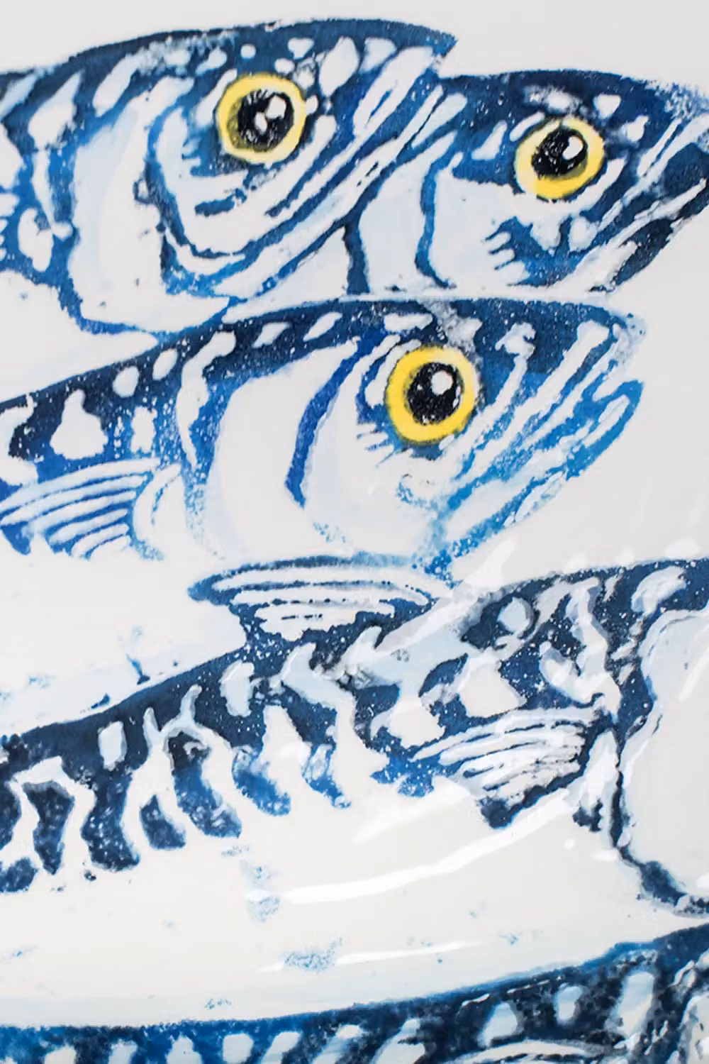BlissHome Ceramic Round Platter with Blue Mackerel Design in White, Diameter: 37 cm – 2