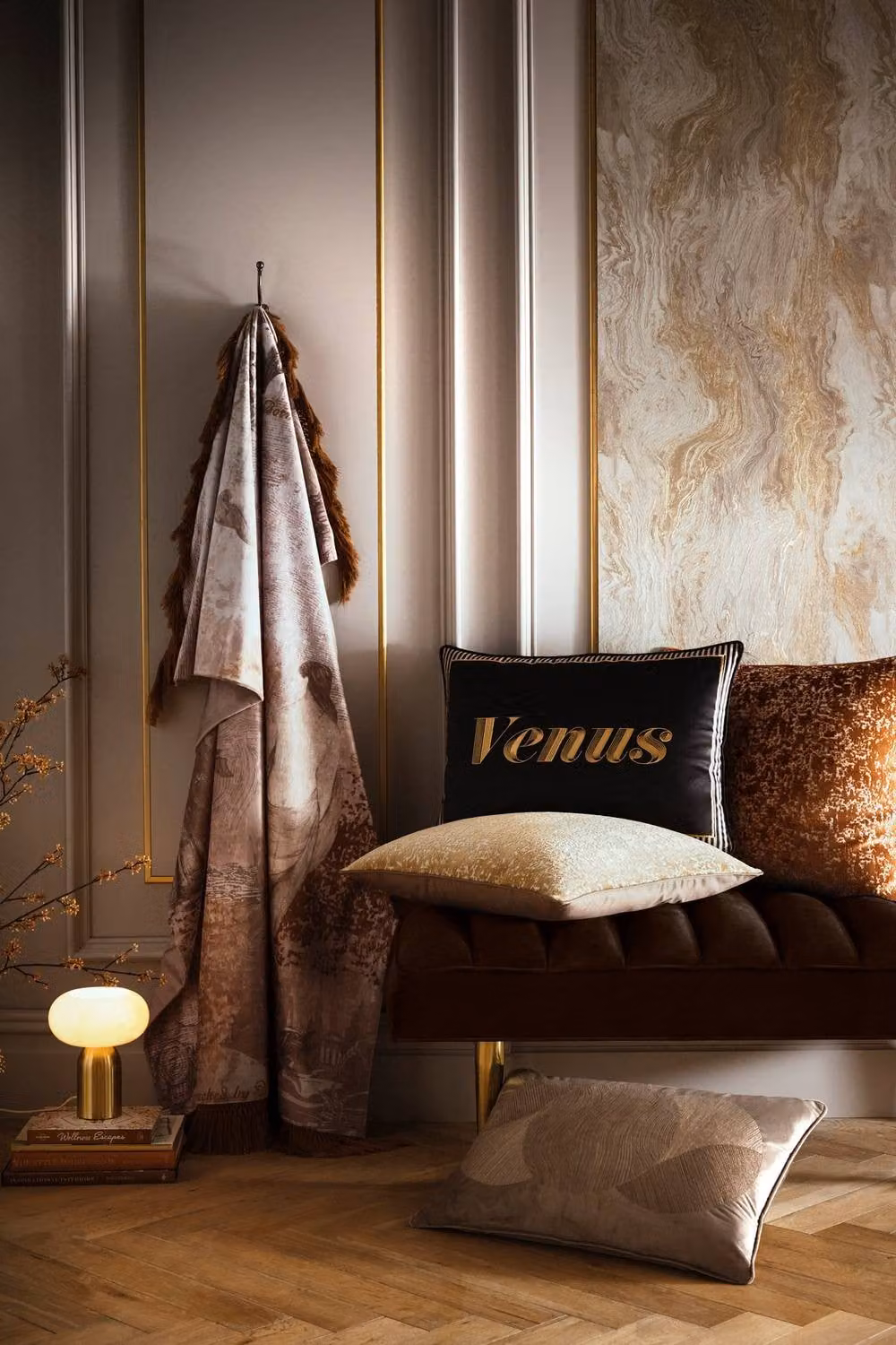 Laurence Llewelyn-Bowen Venus Signature Velvet Rectangular Cushion in Black and Gold, W: 60 cm, H: 40 cm, D: 40 cm – 4