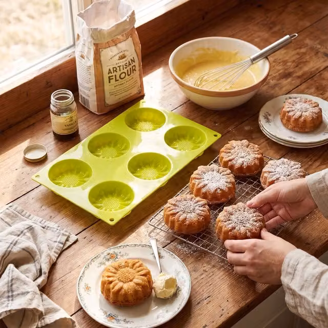 Orsina Green Silicone 6 Daisy Muffin Tray, Non-Stick and Dishwasher Safe – 2