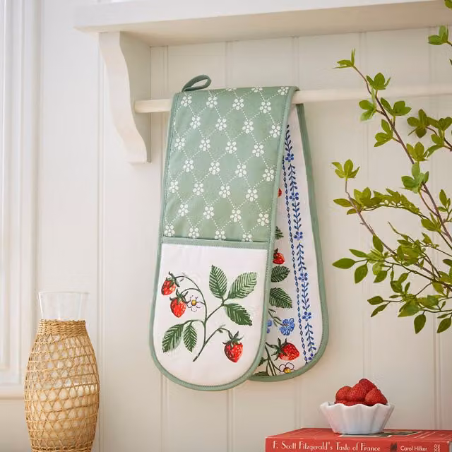 Ulster Weavers Strawberry Patch Cotton Double Oven Glove in Green – 1