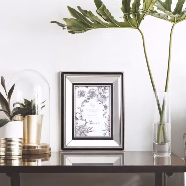The Port. Co Gallery Mode Rectangular Mirrored Single Tabletop Photo Frame in White and Silver, W/H: 17.78 x 17.78 cm