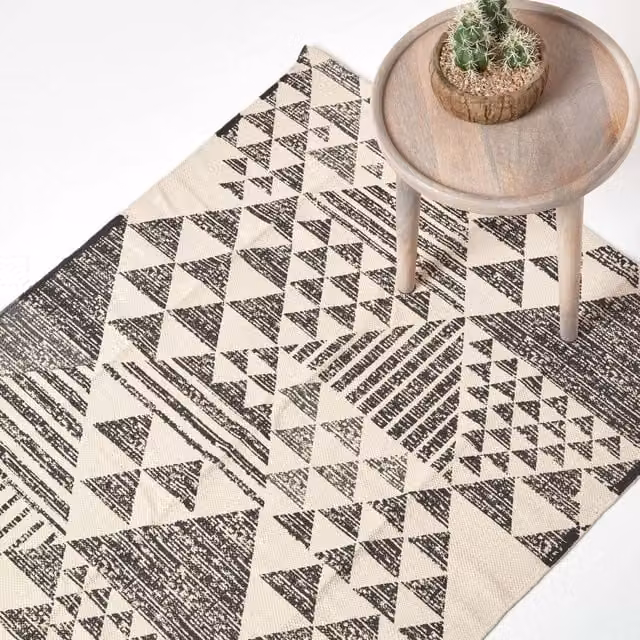 Homescapes Delphi Geometric Woven Cotton Printed Rug in Black and White, W/D/H: 90 x 150 x 0.1 cm