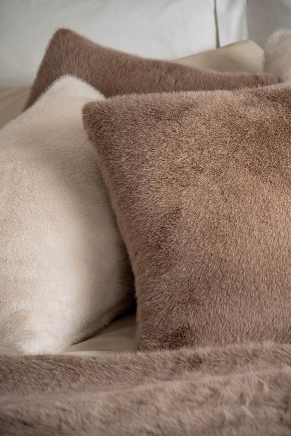 Soak&Sleep Fawn Faux Fur Throw in Brown and Beige – 2
