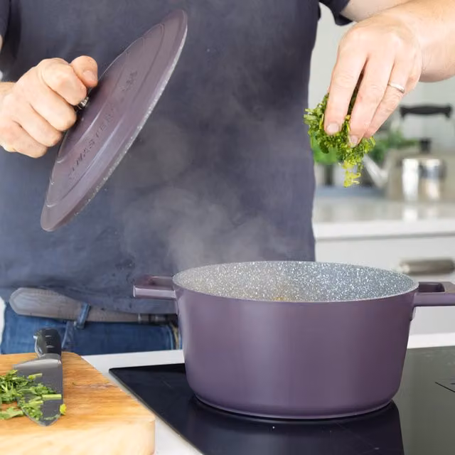 MasterClass 2.5L Cast Aluminium Non-Stick Casserole Dish with Lid, Purple, Diameter: 20 cm