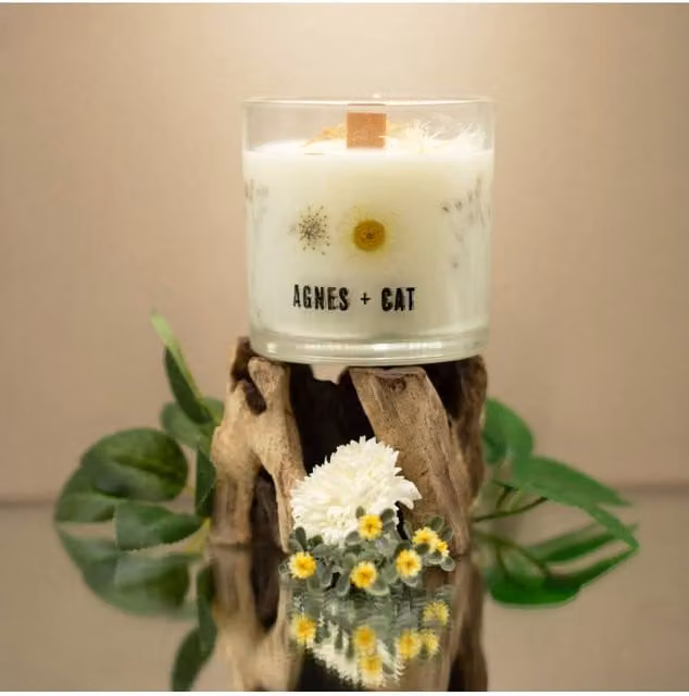 KDMD Agnes & Cat Windermere Inspired Floral Soy Wax Tabletop Candle in White, 70 g – 1