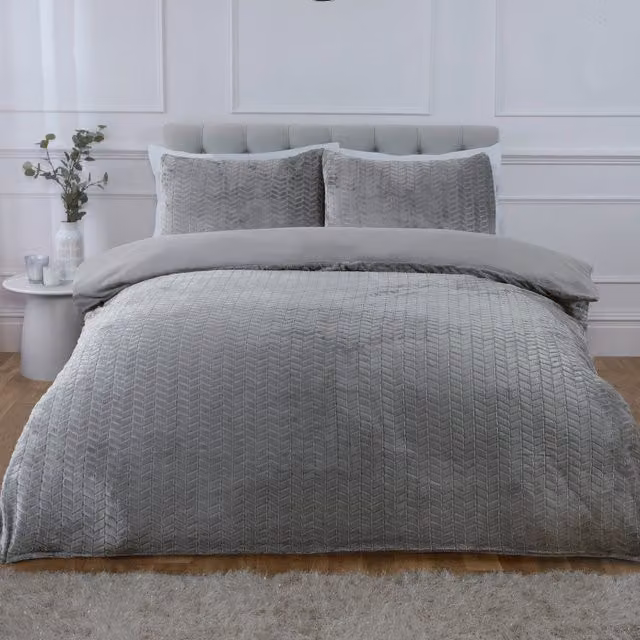 Rapport Home Reversible Chevron Faux Teddy Polyester Fleece Duvet Cover and Pillowcase Set in Silver, Grey and Blue, Duvet Cover: 140 x 200 cm, Pillowcase: 50 x 75 cm