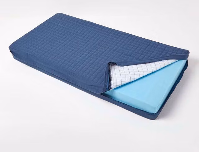Homescapes Quilted Cotton 2 Seater Orthopaedic Booster Cushion Cover in Blue, W/D/H: 100 x 50 x 10 cm – 1