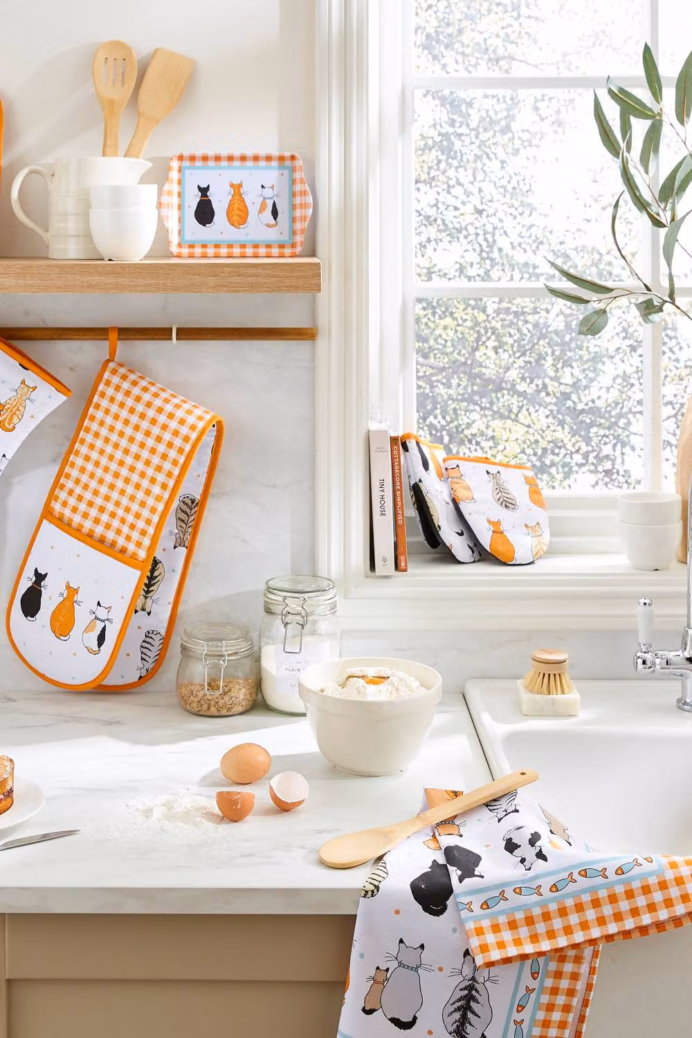Ulster Weavers Cats In Waiting Woven Cotton Apron in Orange – 3