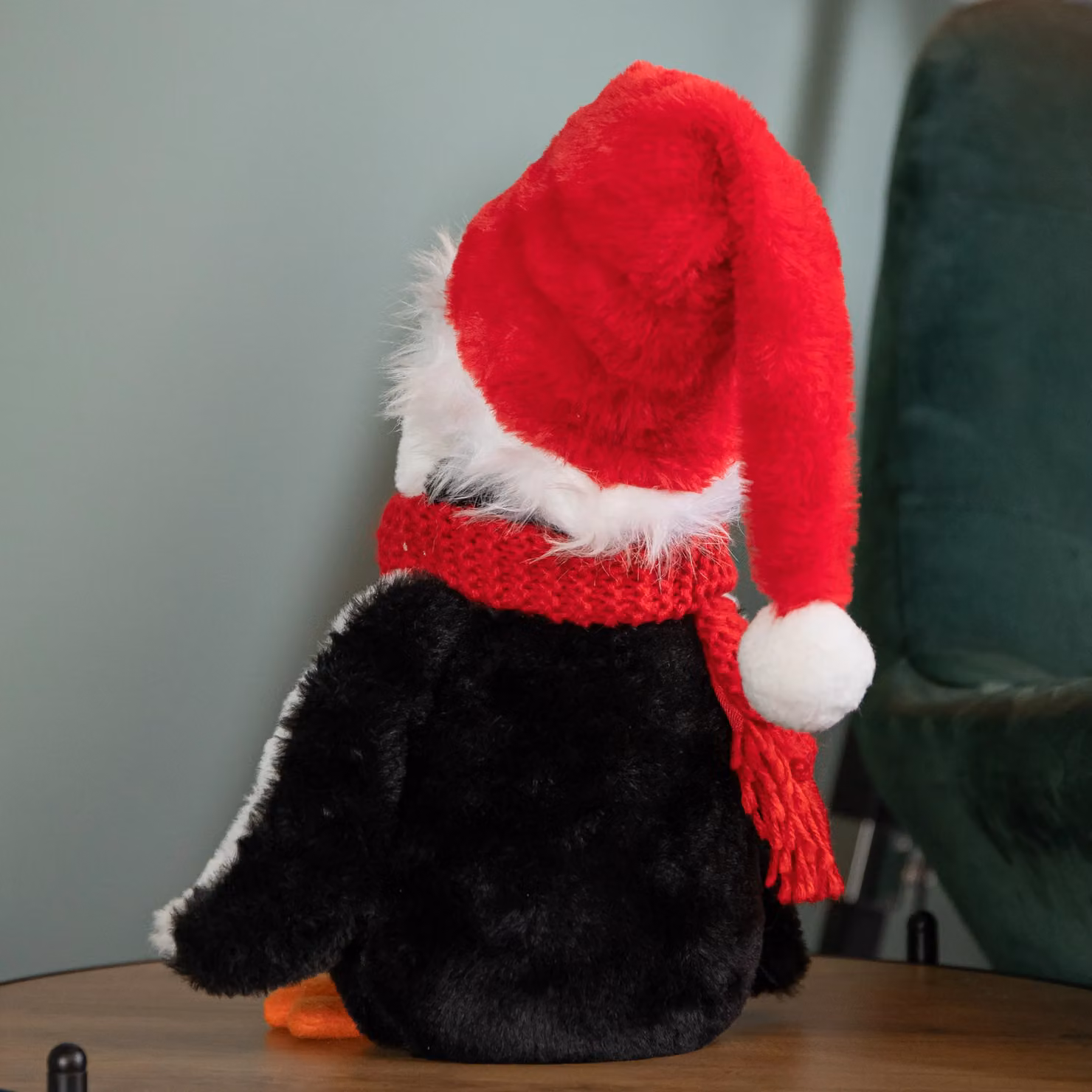 Samuel Alexander White Soft Cuddly Puppa Penguin Christmas Decoration with Santa Hat, Height: 30 cm – 6