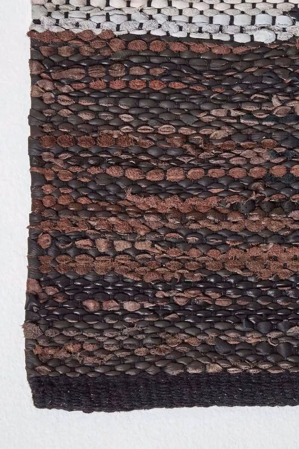 Homescapes Handwoven Real Leather Cutshuttle Patchwork Rug in Black, Grey and Brown, W: 90 cm, D: 150 cm – 3