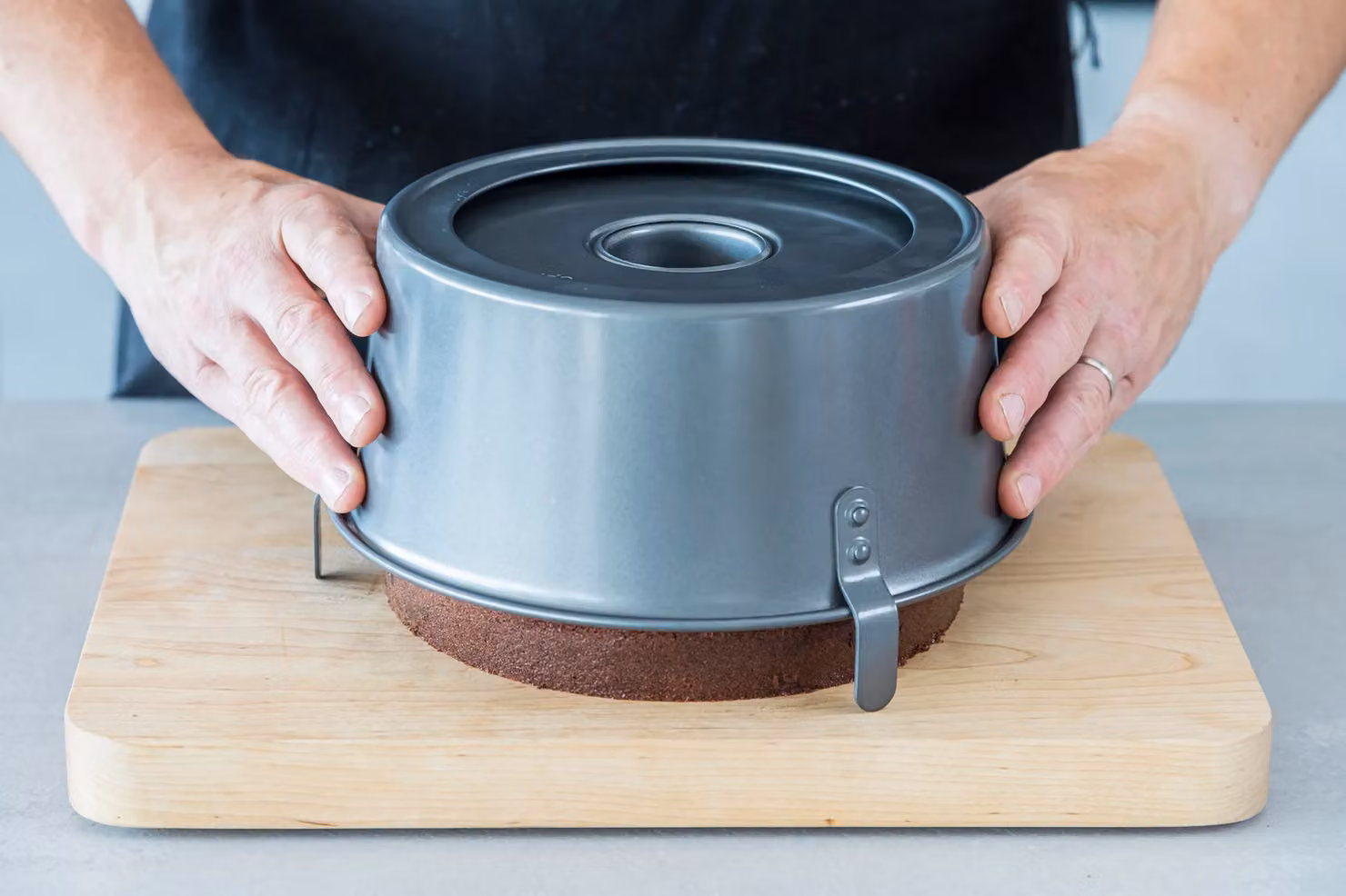Chicago Metallic 2pc Non-Stick Carbon Steel Round Angel Food Cake Tin with Loose Base, Grey, Diameter: 25 cm – 3