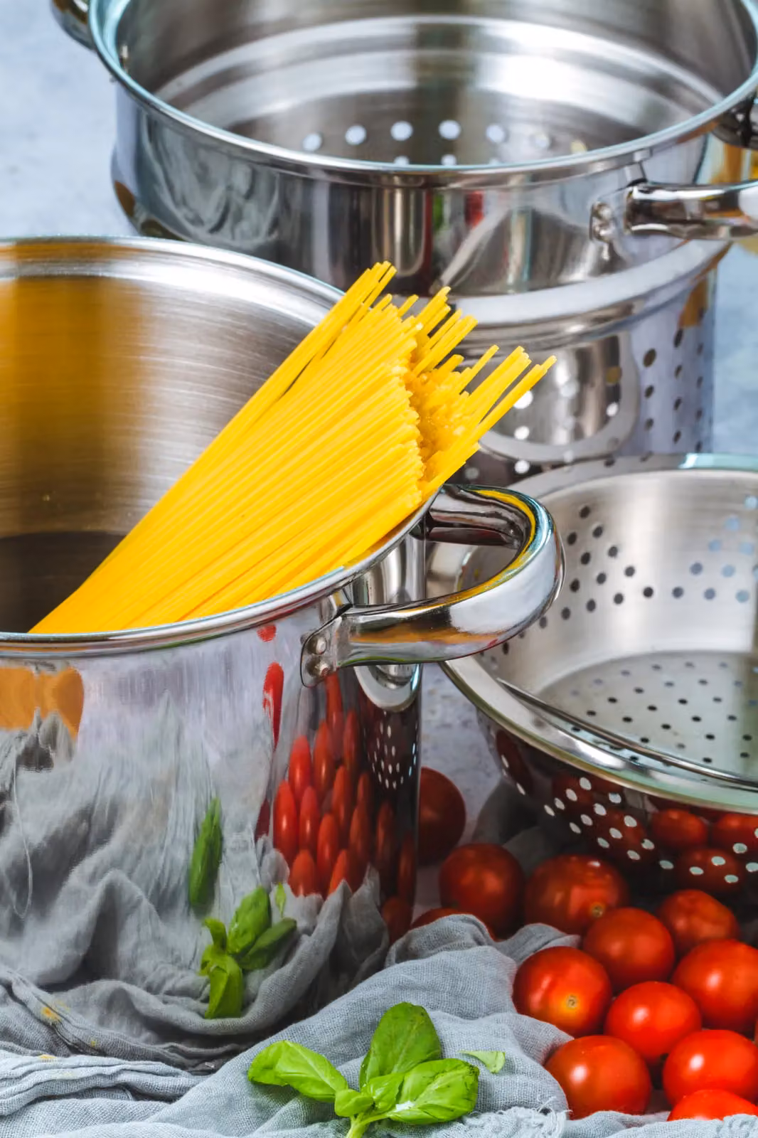 World of Flavours Italian Stainless Steel Pasta Pot with Steamer Insert in Silver – 6