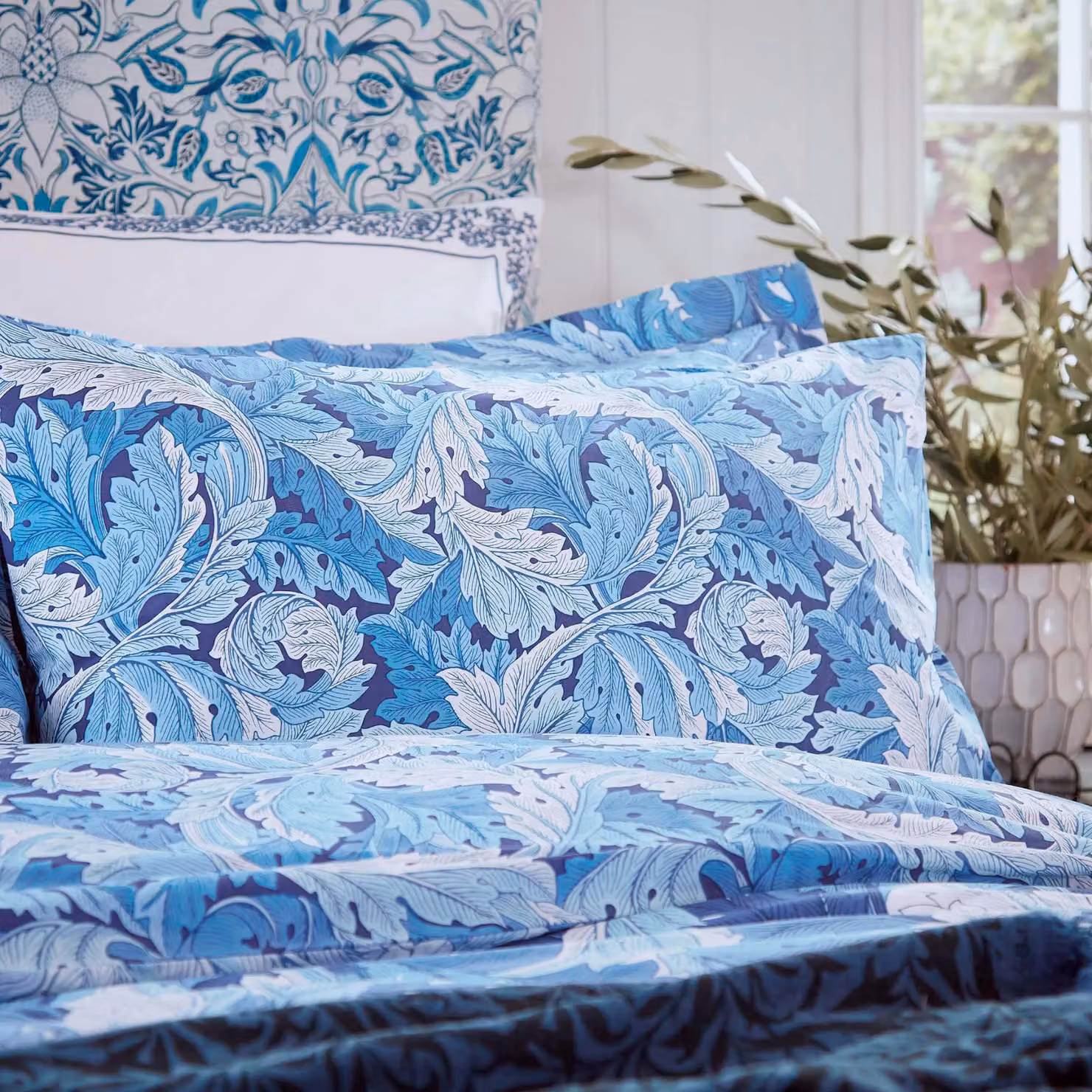 Morris & Co. Acanthus Oxford Reversible Pillowcase in Blue Cotton Percale – 2