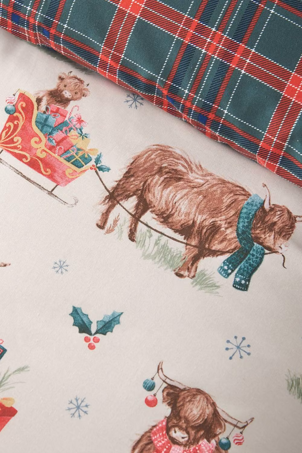 Catherine Lansfield Christmas Highland Cow Reversible Duvet Cover and Pillowcase Set in Beige/Sand, W/D/H: 135 x 200 cm and 50 x 75 cm – 3