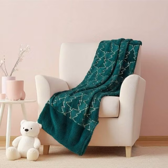 Snug City Christmas Tree Print Faux Fur Throw Blanket in Green, W: 150 cm, D: 200 cm