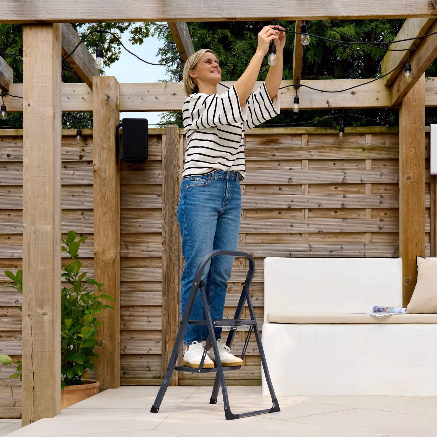 VonHaus 2 Step Steel Folding Ladder in Grey with 150kg Max Capacity and Anti-Slip Rubber Feet – 8