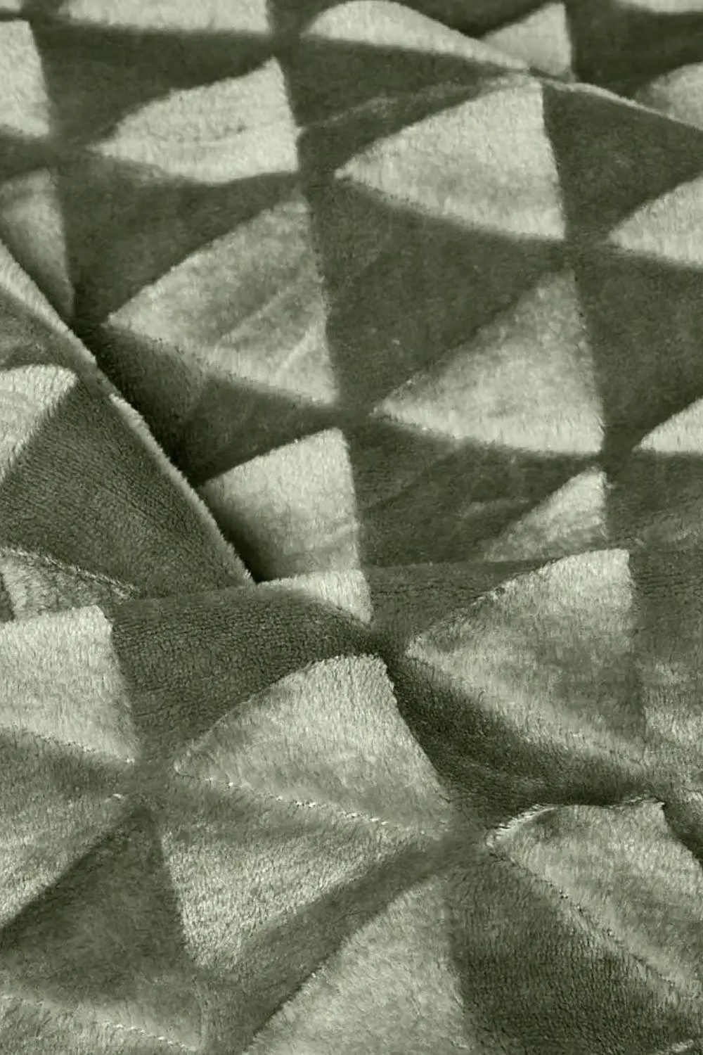 Homescapes Geometric Triangle Velvet Throw in Green and Purple, W: 200 cm, D: 230 cm – 2