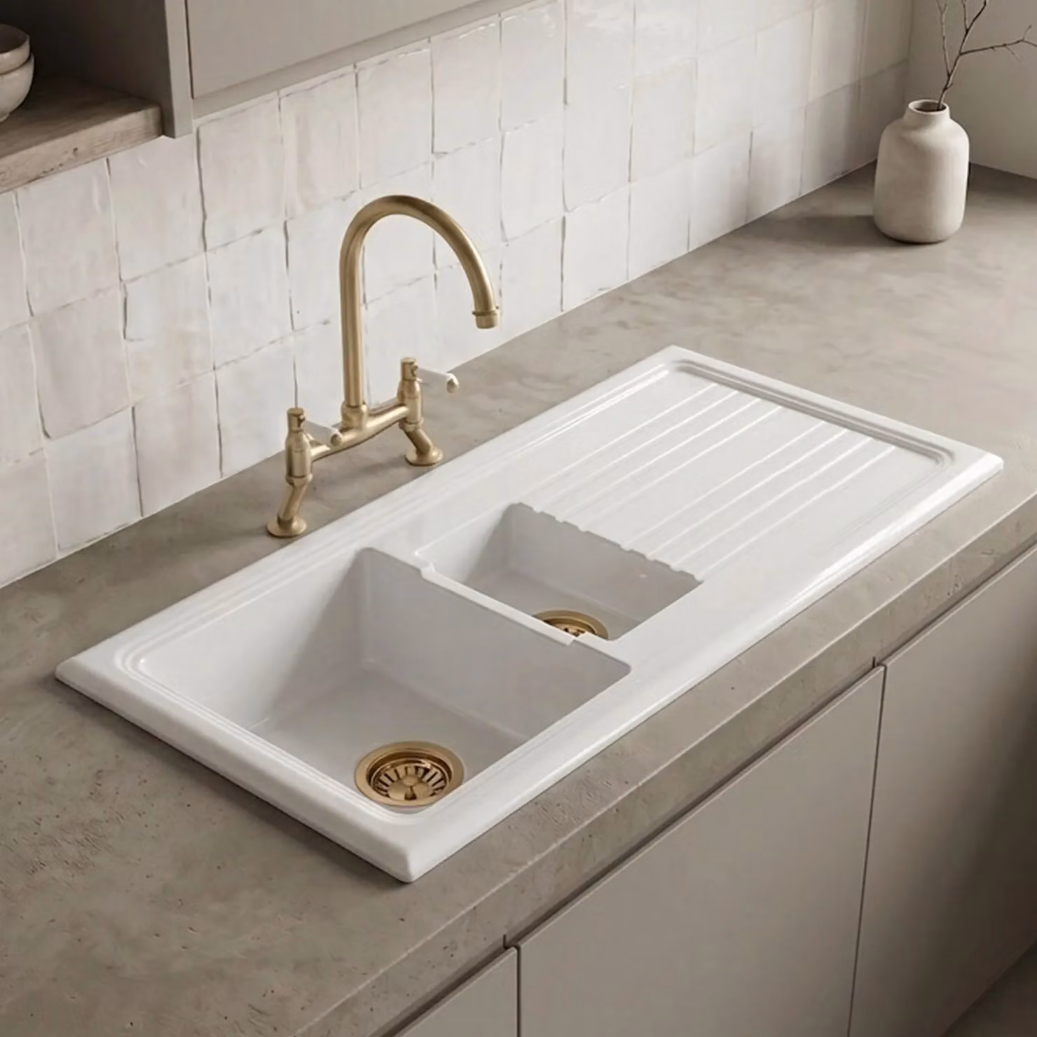 Balterley White Ceramic 1.5 Bowl Reversible Kitchen Sink with Drainer, Mixer Tap and Waste, W/D/H: 101 x 52.5 x 23.5 cm in White and Brushed Brass – 2