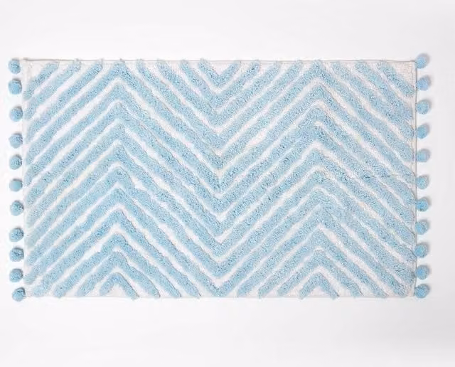Homescapes Blue and White Cotton Tufted Bath Mat with Zig Zag Design and Pom Pom Edges, W: 50 cm, D: 80 cm