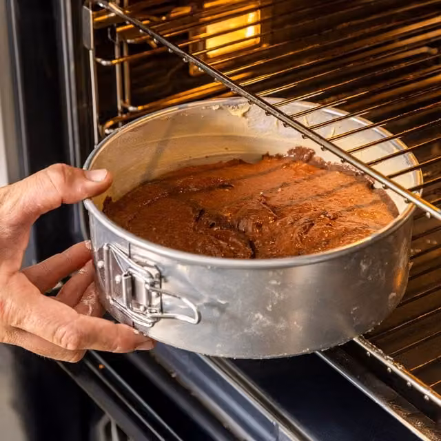 MasterClass Recycled Aluminium Round Springform Cake Tin with Loose Base, Silver, Diameter: 20 cm
