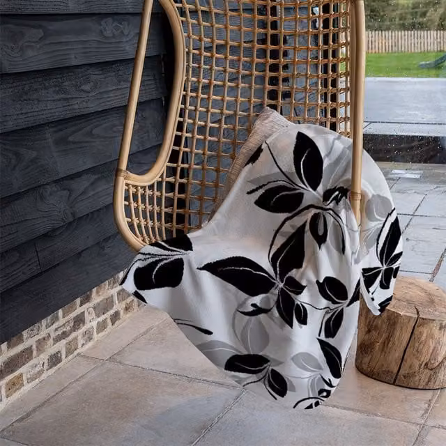 Benjamin Tate Design Black and White Floral Fleece Blanket, W/D/H: 120 x 150 cm – 1