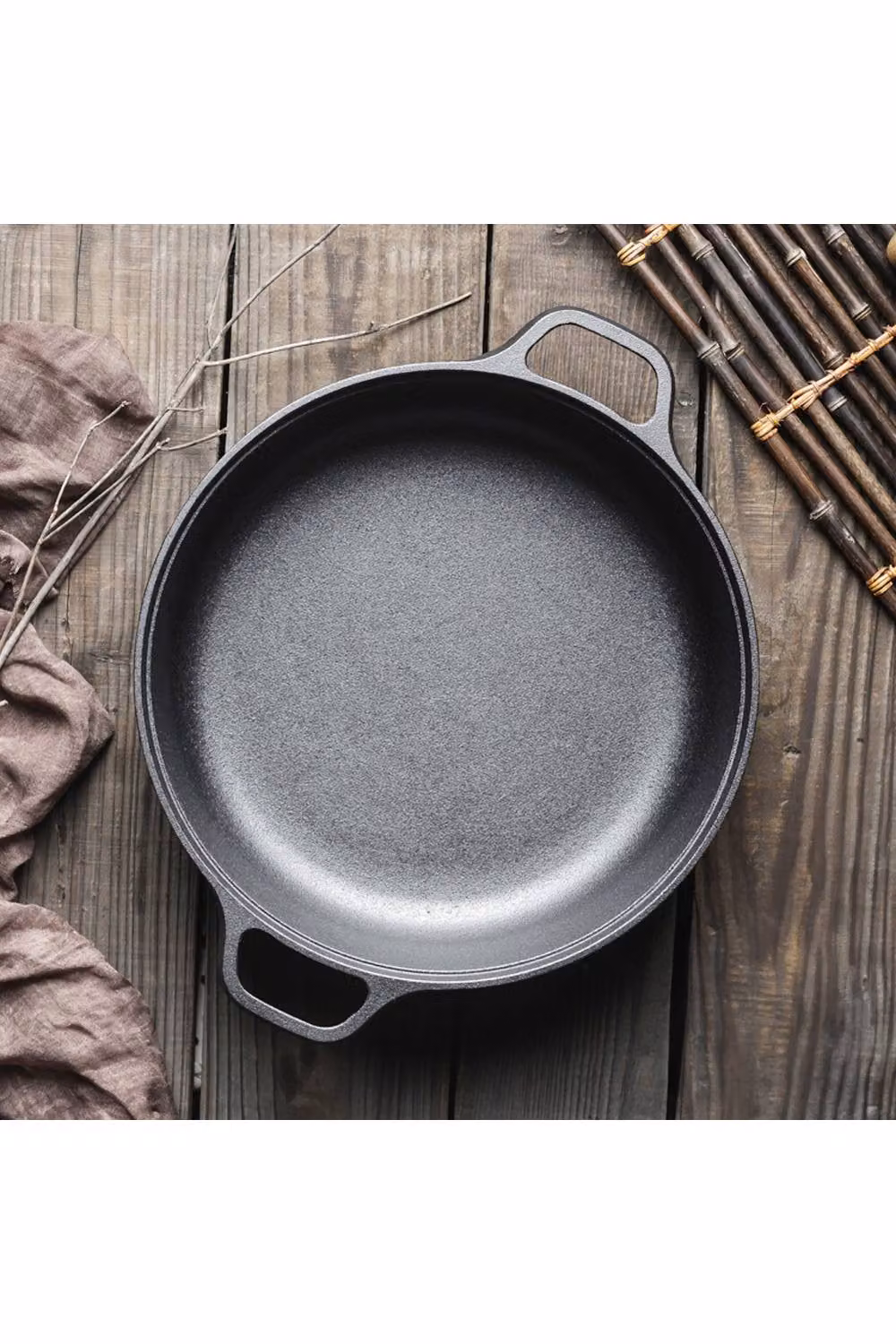 Living and Home Pre-Seasoned Round Cast Iron Casserole Pot with Glass Lid, Black, W/D/H: 35 x 33 x 25 cm – 3