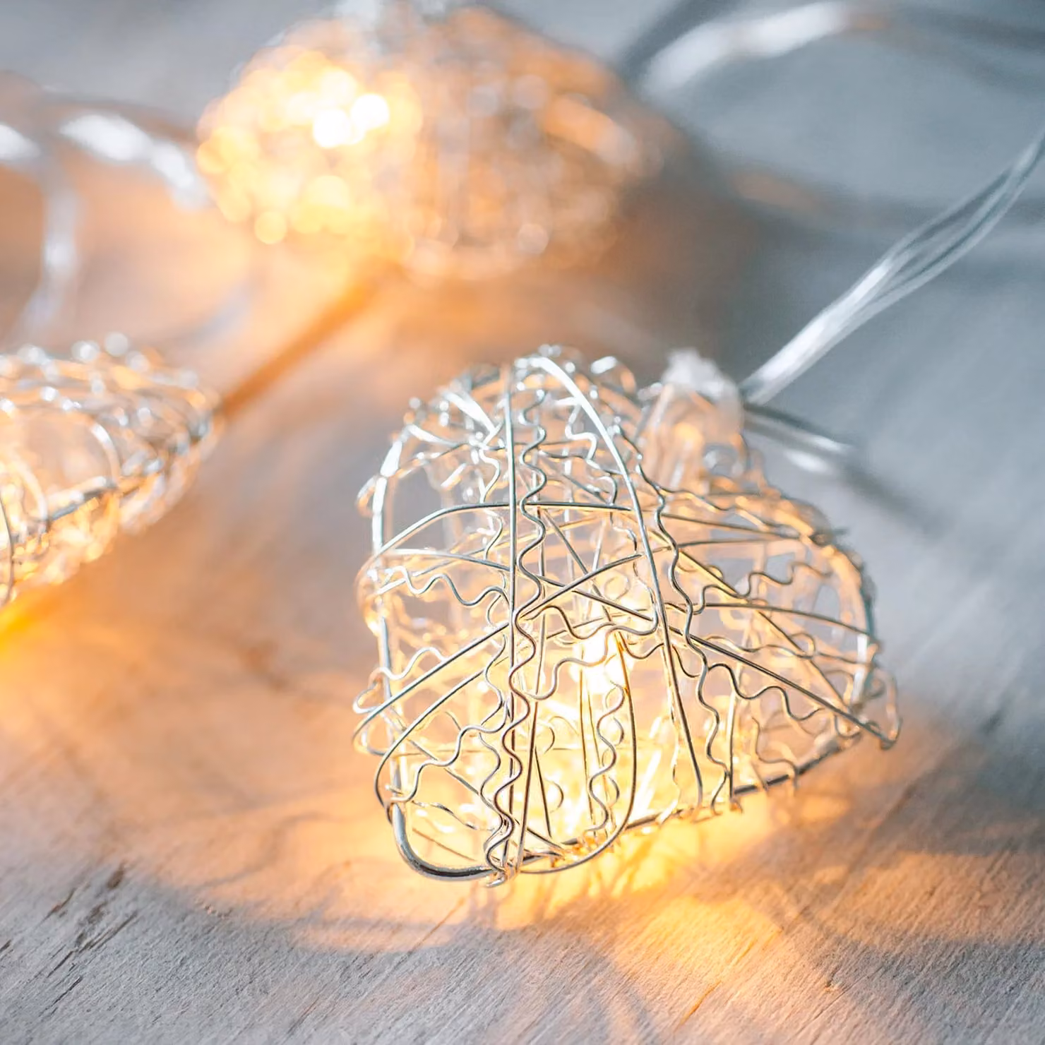 Lights4fun Silver Metal Mesh Heart Fairy String Lights with 10 Warm White Battery Operated LEDs and Timer on 1.35m Clear Cable – 1