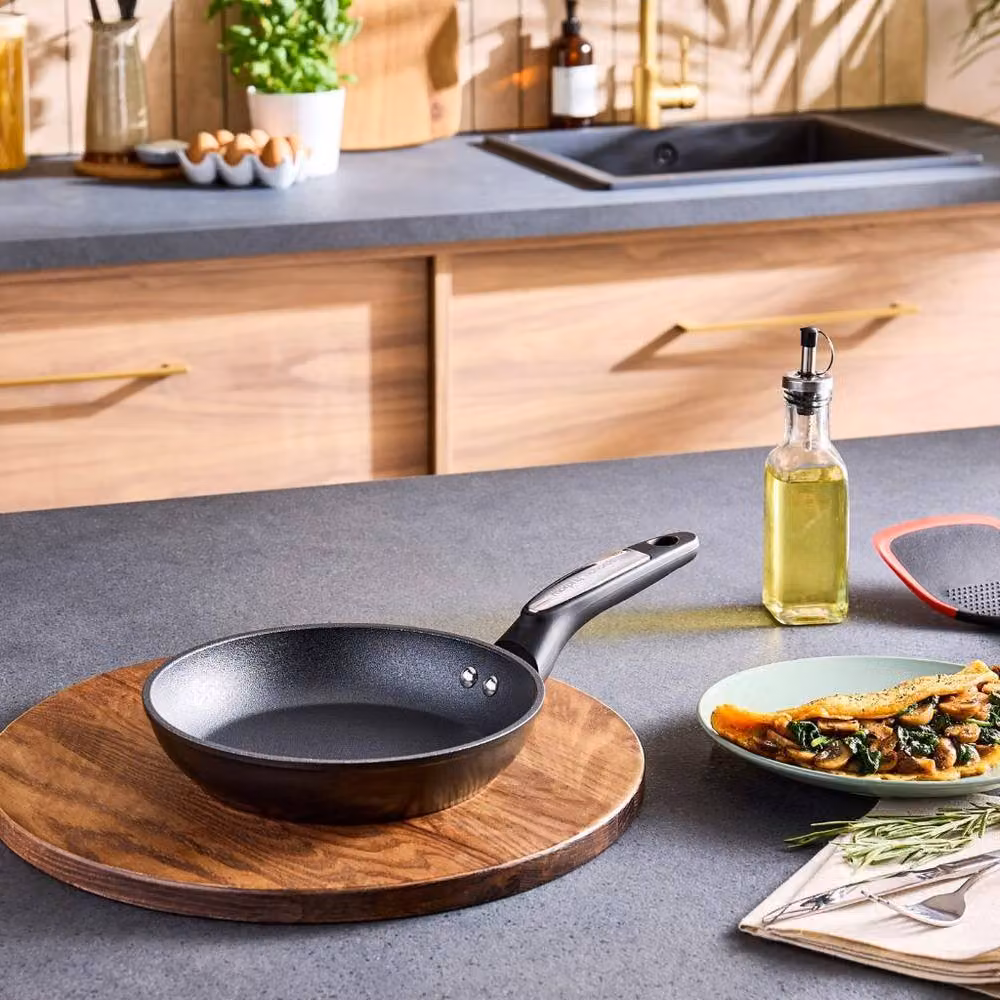 Morphy Richards Black Ceramic Forged Aluminium Frying Pan, Diameter: 24 cm – 6