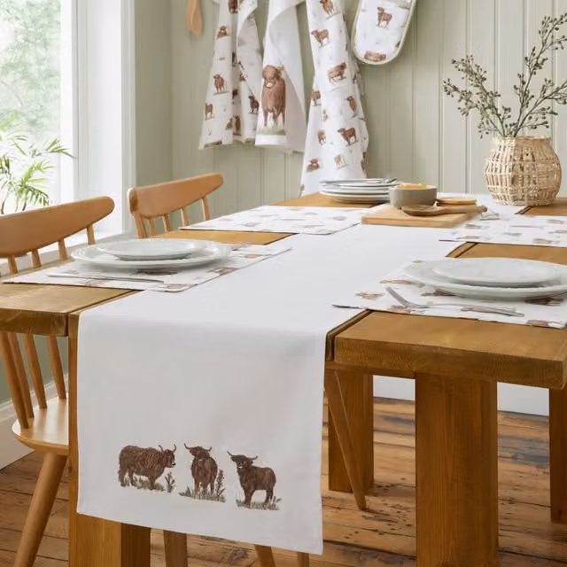 Catherine Lansfield Angus Highland Cow Cotton Table Runner in Natural Beige and White, W/D/H: 33 x 220 cm