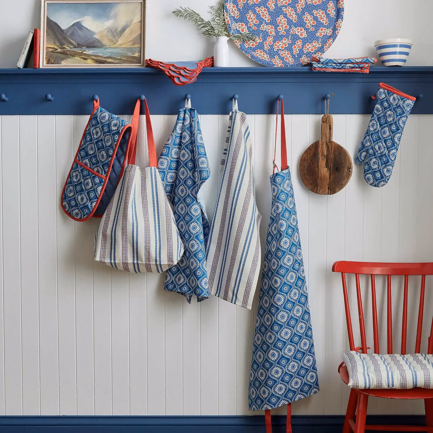 Land & Shore Achill Apron in Blue and Red – 2