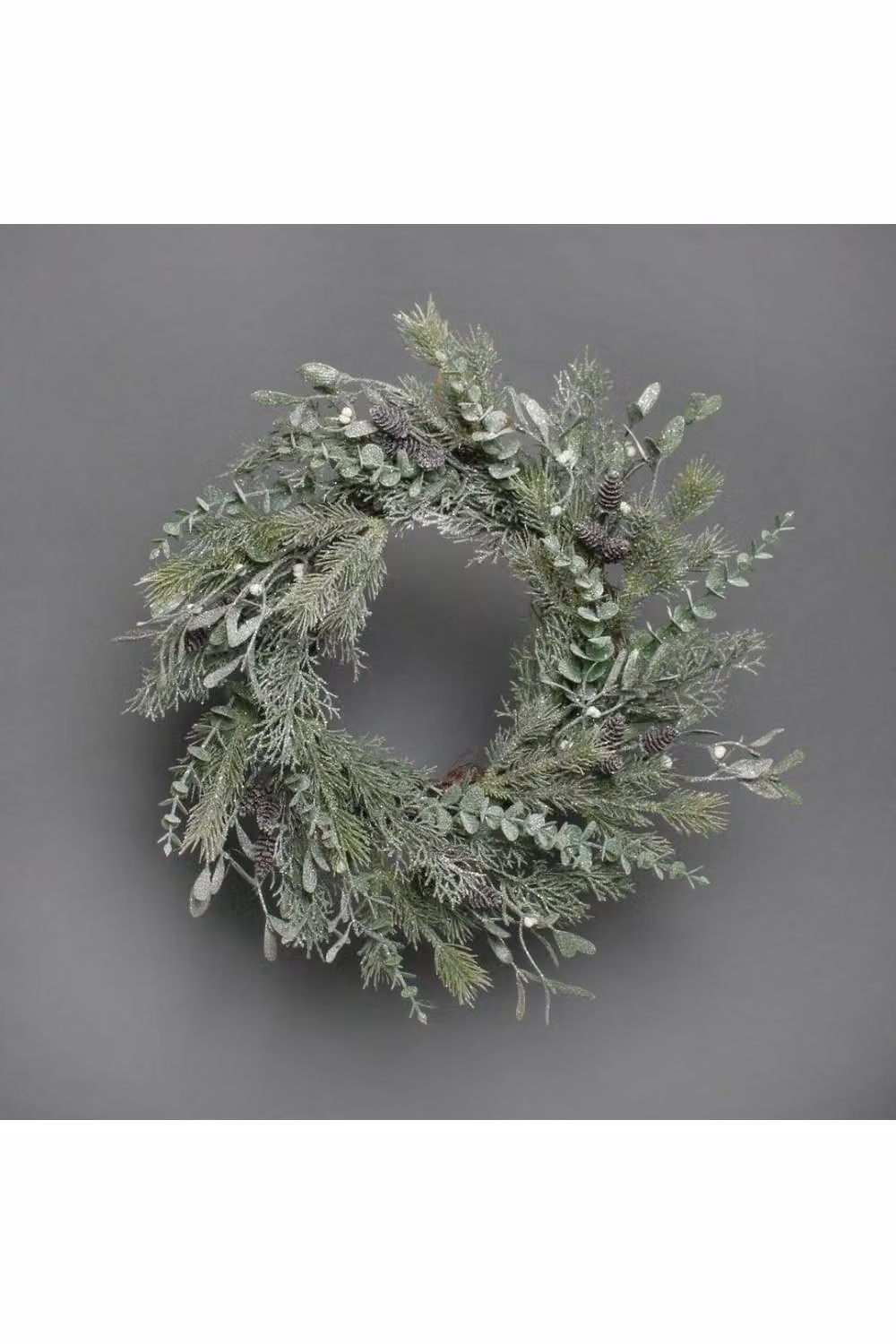KDMD Frosted Pine and Mistletoe Wreath in Green – 2