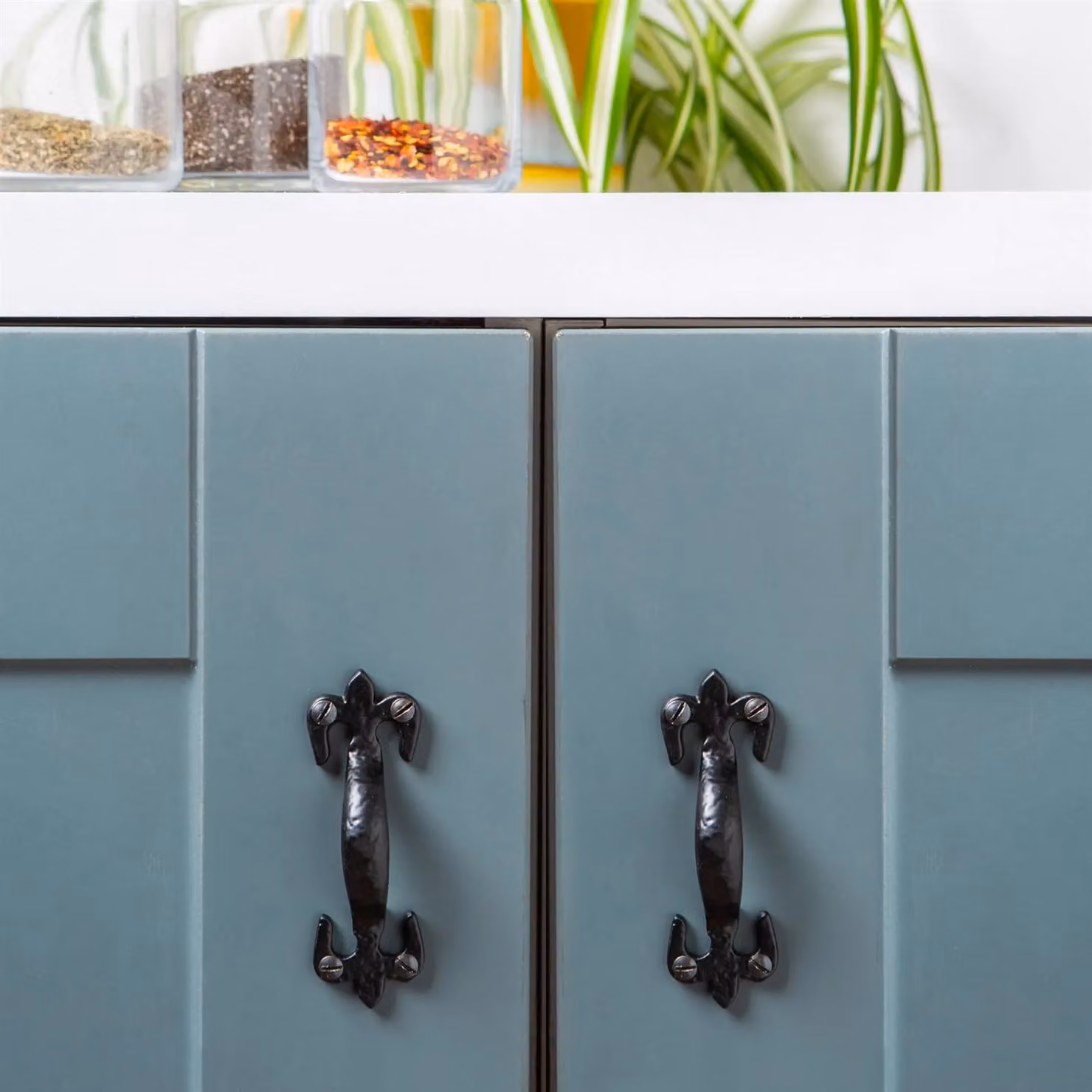 Hammer and Tongs Rustic Fleur De Lis Iron Bow Door Handle in Matt Black, H: 10.5 cm, W: 5.2 cm – 4