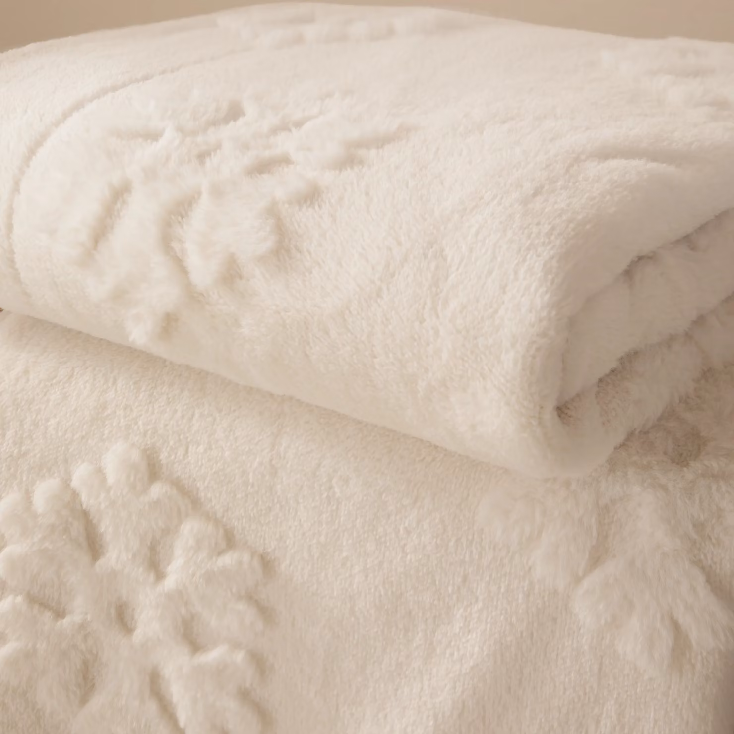 Riva Home Snowflakes Throw in White, Heavyweight Festive Winter Velvet Jacquard Blanket, W/D/H: 150 x 200 cm – 3