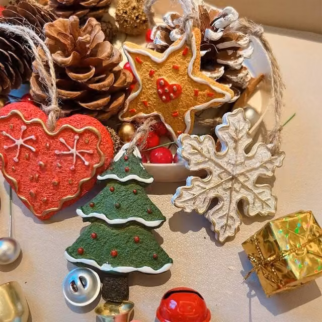 Lovii Pack of 4 Multicolour Christmas Hanging Ornaments featuring Hearts, Snowflakes and Stars