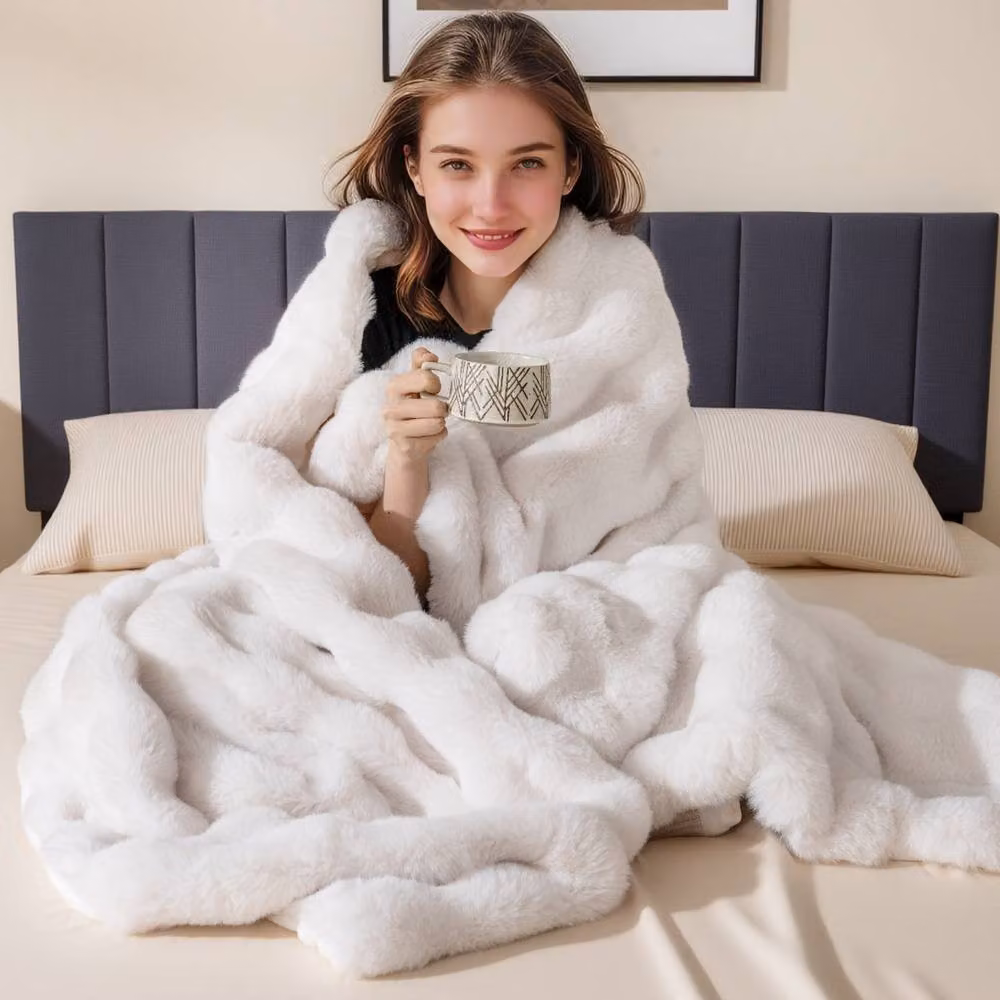 Costway White Faux Fur Reversible Double Face Fluffy Bubble Throw Blanket, W: 203 cm, D: 153 cm – 3