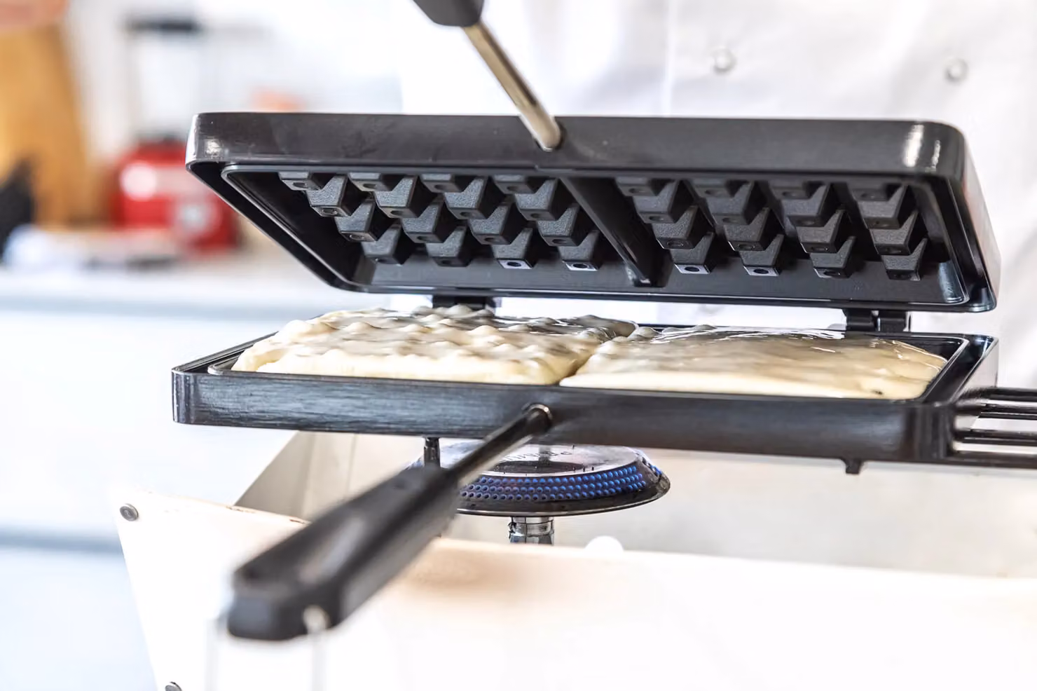 KitchenCraft Non-Stick Waffle Maker in Black, W: 22 cm, D: 13 cm – 10