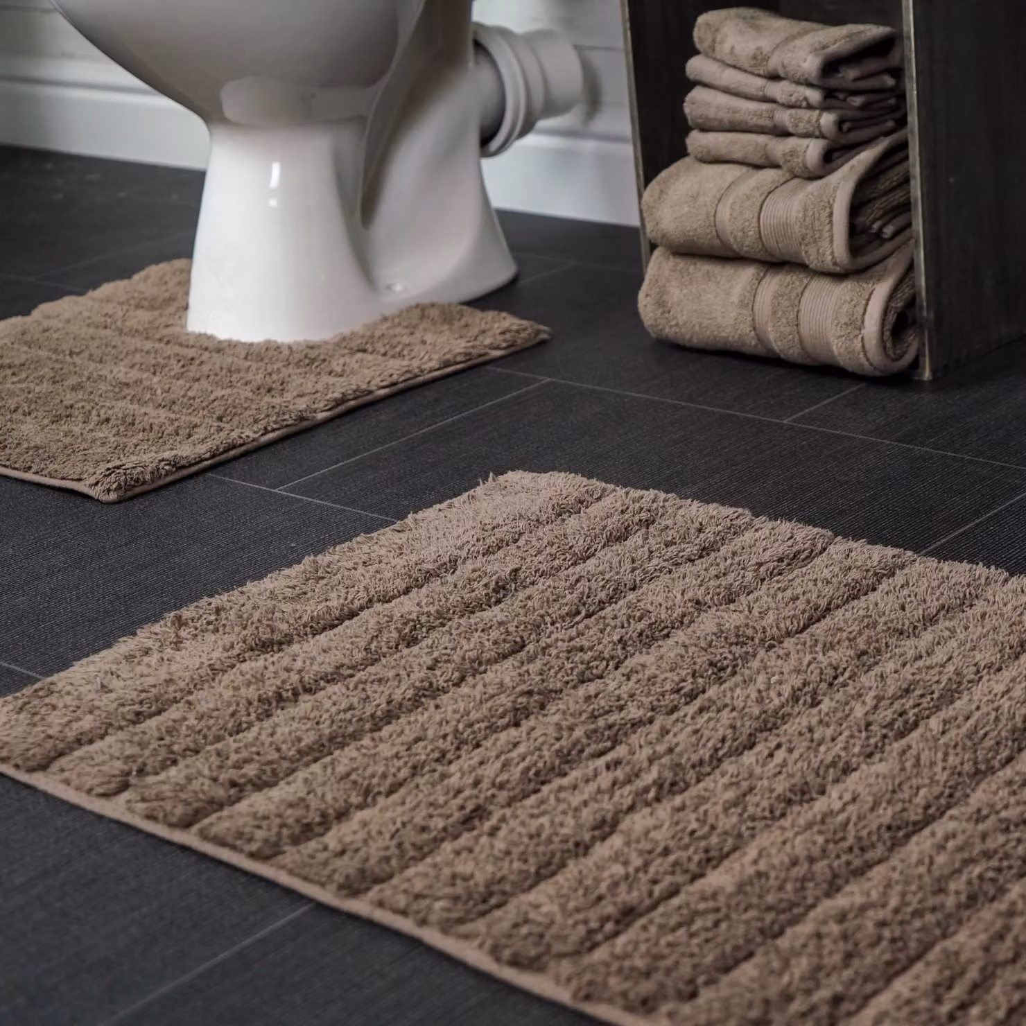 Allure Bath Fashions Ribbed Two Piece Cotton Bath Mat and Toilet Mat Set in Brown – 2