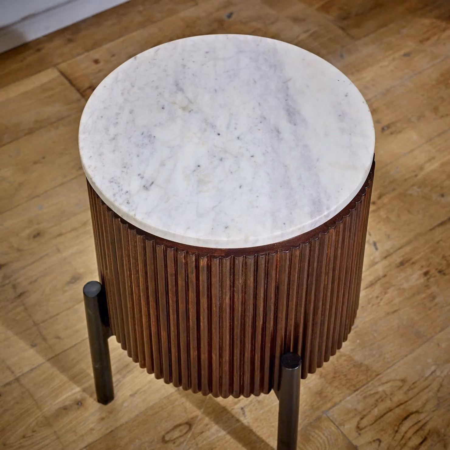 IH Design Tilden Mango Wood Side Table with White Marble Top and Metal Legs, W/D/H: 35 x 35 x 45 cm – 2