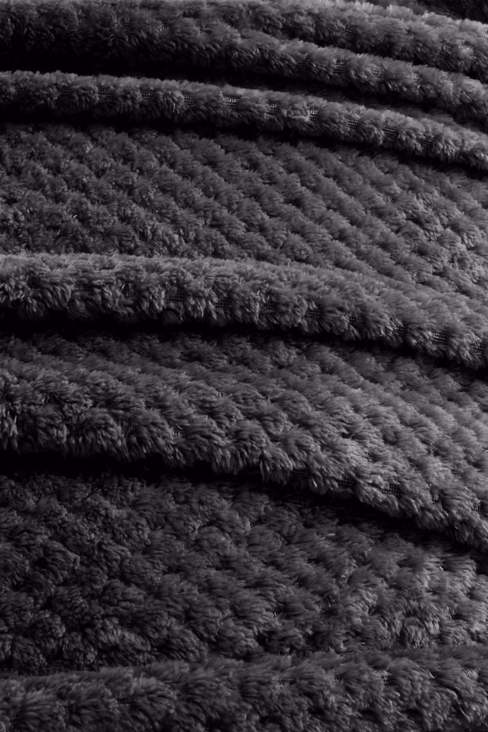 OHS Black Fleece Throw Blanket with Geometric Waffle Design, W/D: 150 x 200 cm – 5